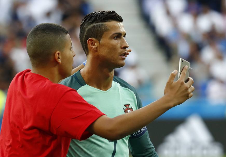 Ronaldo non è convinto, per un selfie di troppo ha già fatto prendere una multa al Portogallo. Reuters